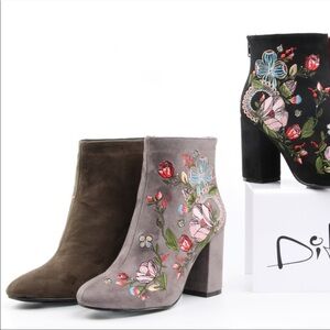 🎉HOST PICK🎉🌟PRICE DROP🌟NWT Suade Floral Block Heel Boots